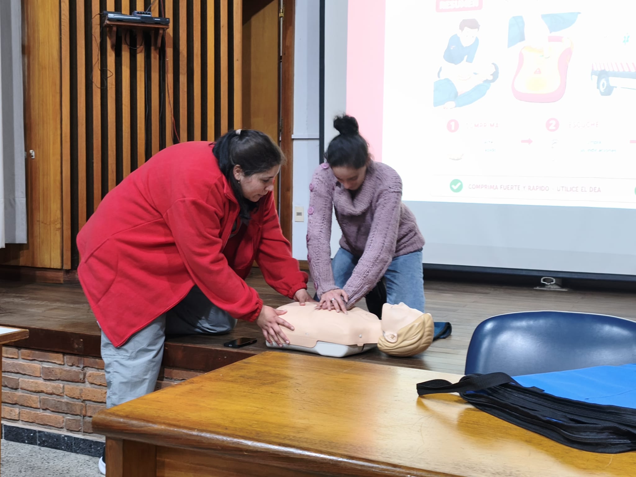 En este momento estás viendo Taller de Primeros auxilios, Reanimación Cardíaca básica y Uso del DEA