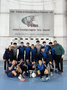 Entrega de trofeo a Academia UTU