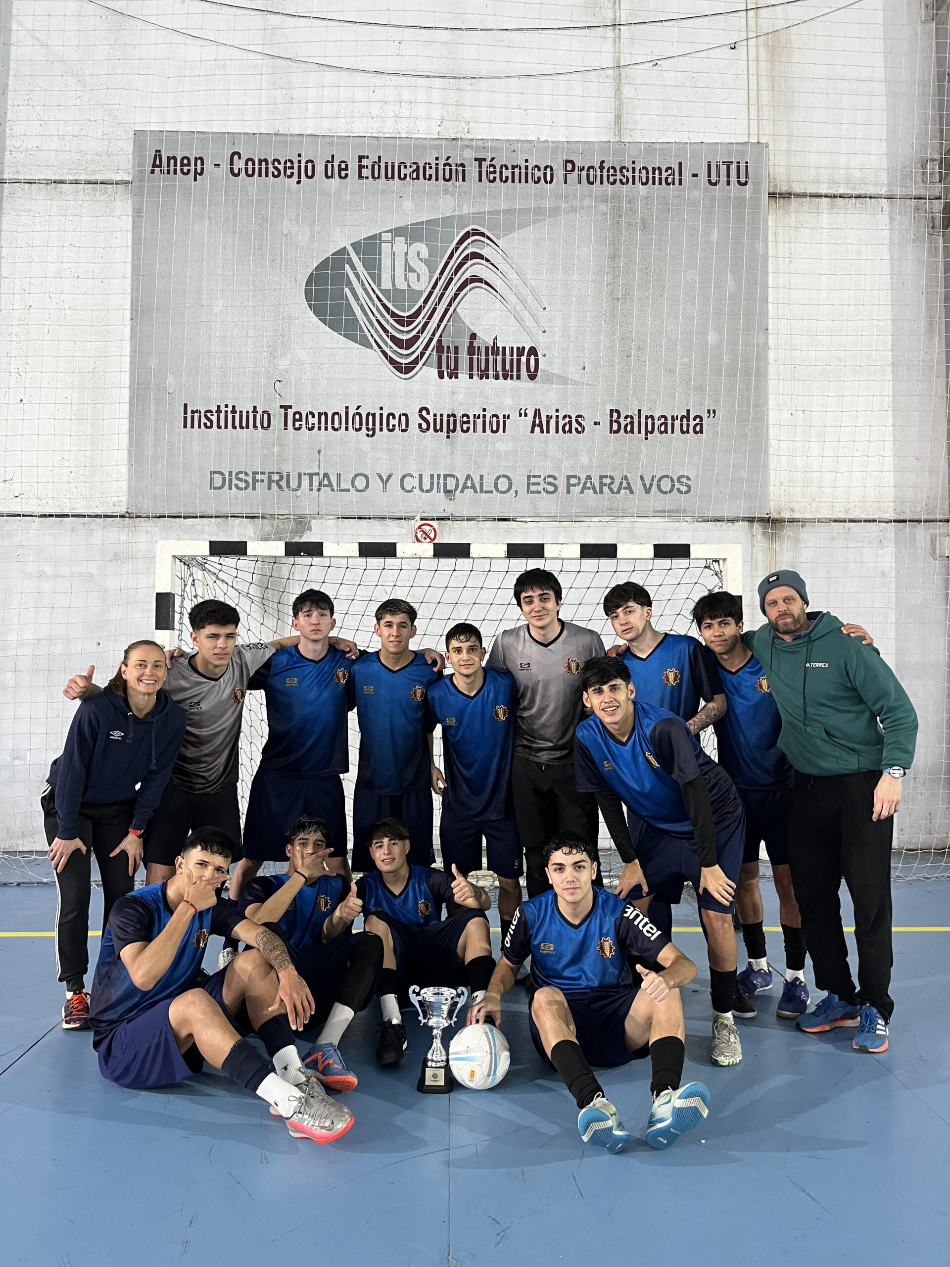En este momento estás viendo Entrega de trofeo a Academia UTU
