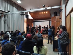 Un niño, un instrumento.